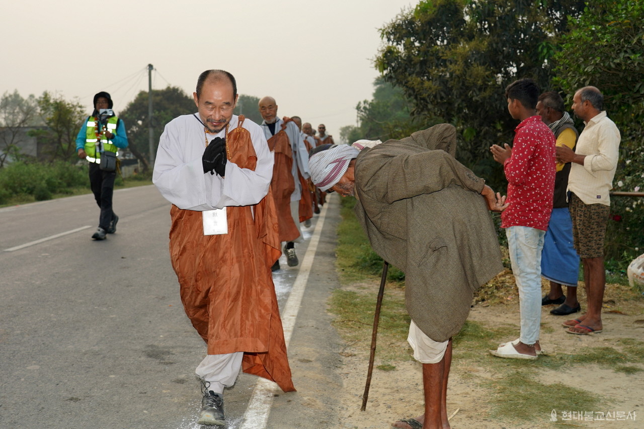 1조 덕조 스님이 행선 도중 인도노인의 공경의 예를 합장하고 받고 있다.