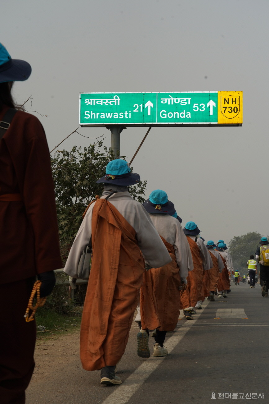 부처님께서 가르침을 펴신 쉬라바스티까지 21km 남은 지점을 순례단이 행선하고 있다.