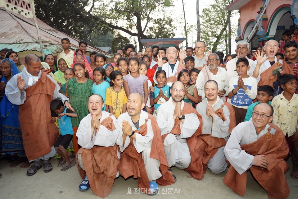 브렛터와 마을 주민들과 함께하고 있는 상월결사 인도순례단원들. 단주 선물 이후 너나 할것 없이 함께 사진 찍으며 웃었다.
