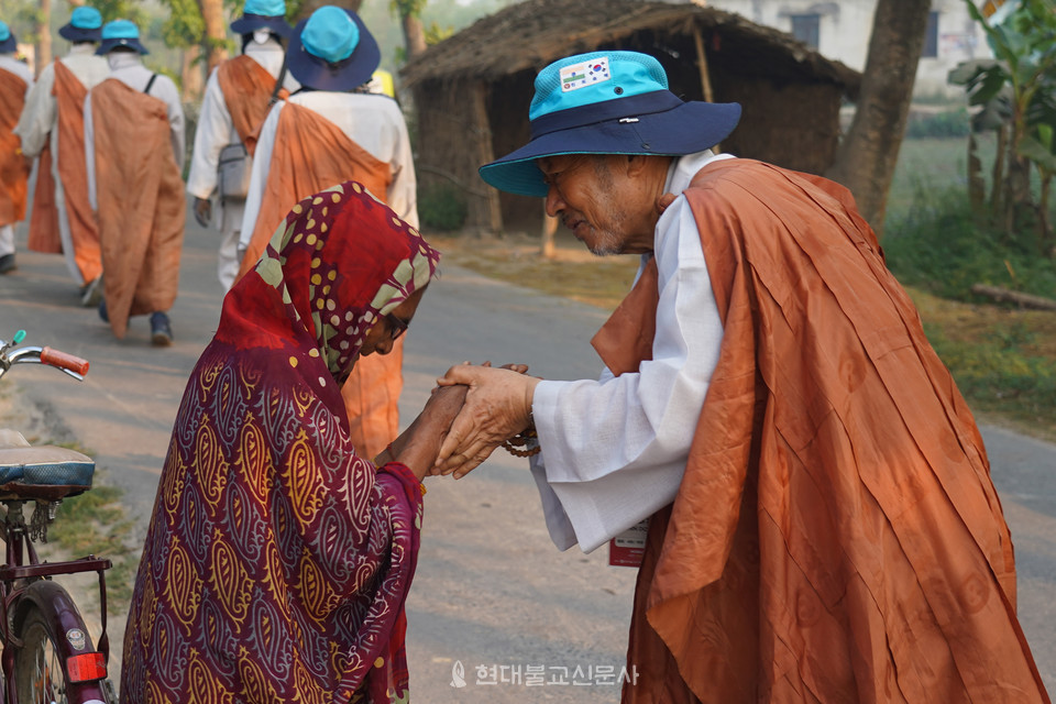 순례단 최고령자인 前호계원장 무상 스님이 행선 도중 인도 노보살의 손을 잡았다. 