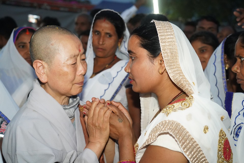 인도불교소사이어티 여성회원을 만난 정혜 스님이 손을 잡아주며 눈물 흘리고 있다.