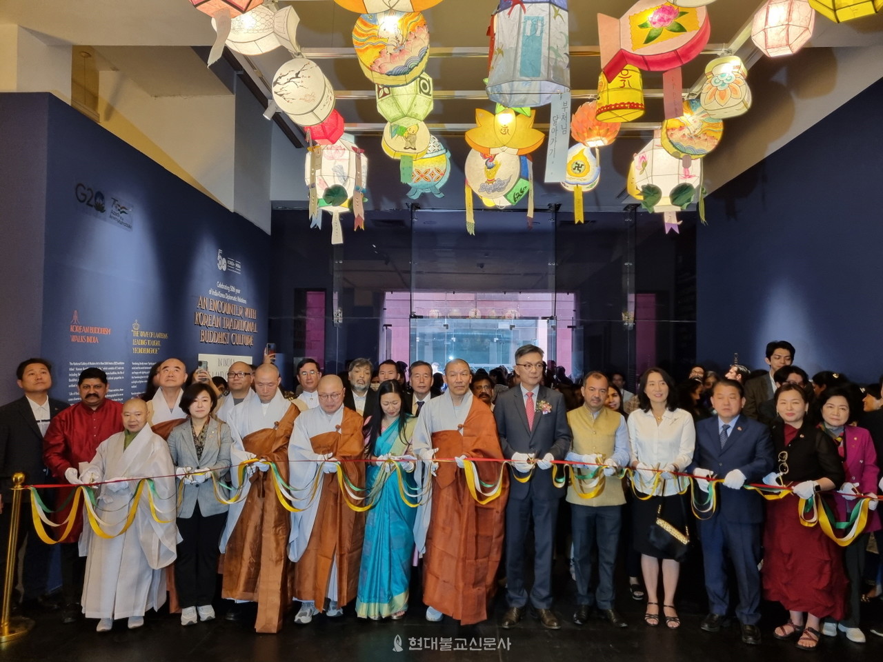 조계종과 주인도 한국대사관은 3월 22일 인도 뉴델리에 소재한 인도 국립현대미술관에서 한국-인도 수교 50주년을 기념하는 특별전 ‘부처님의 땅! 인도에서 한국문화를 만나다’ 을 개막했다. 사진은 주요 내외빈이 개막 커팅식을 하는 모습.