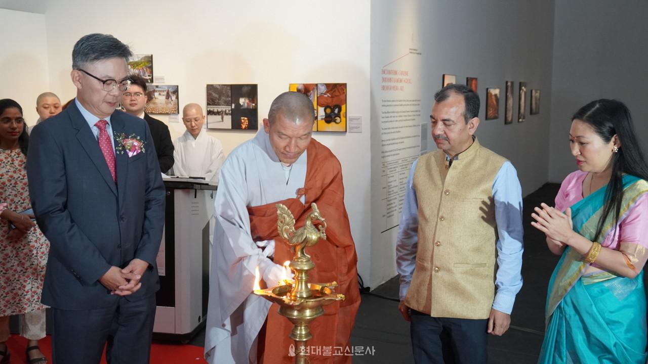 개막 커팅식 이후 중앙종회의장 주경 스님, 장재복 주인도대사 등 주요 인사가 인도 전통 헌등의식을 하고 있다.