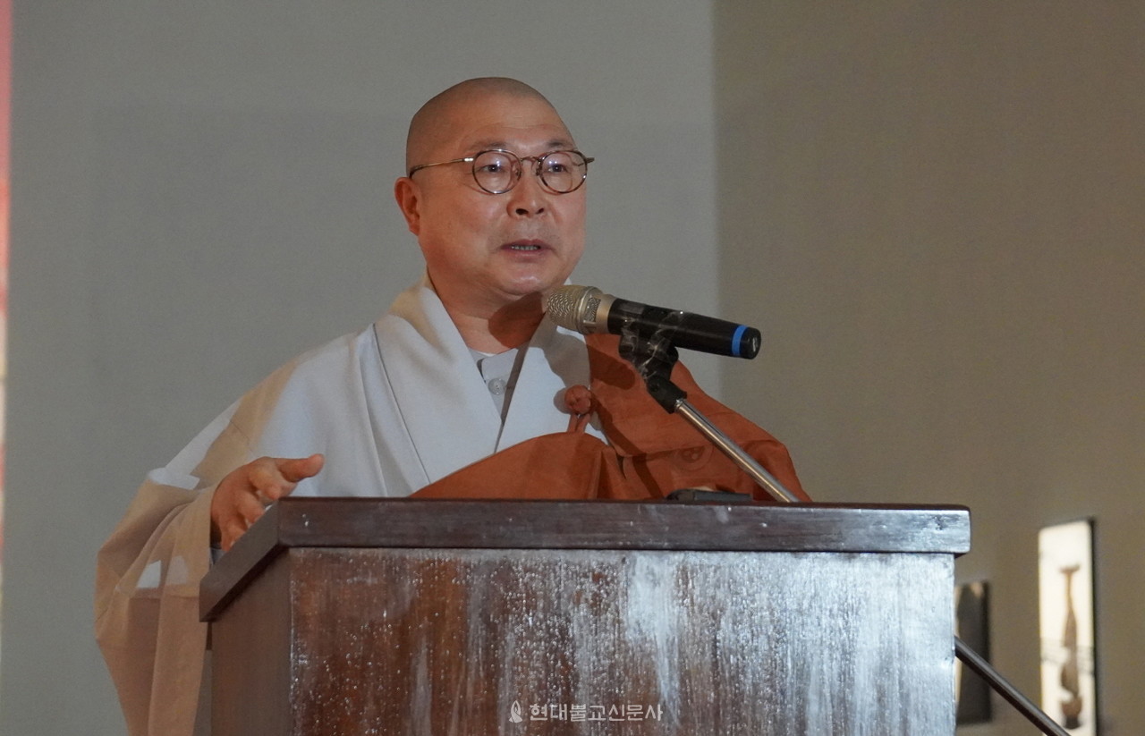 사회부장 범종 스님이 총무원장 진우 스님의 개회사를 대독하고 있다.