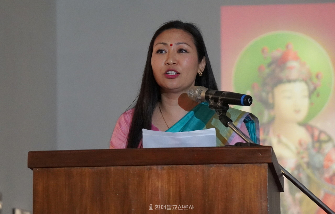 템수나라 트라파티 인도국립현대미술관장이 환영사를 하고 있다.