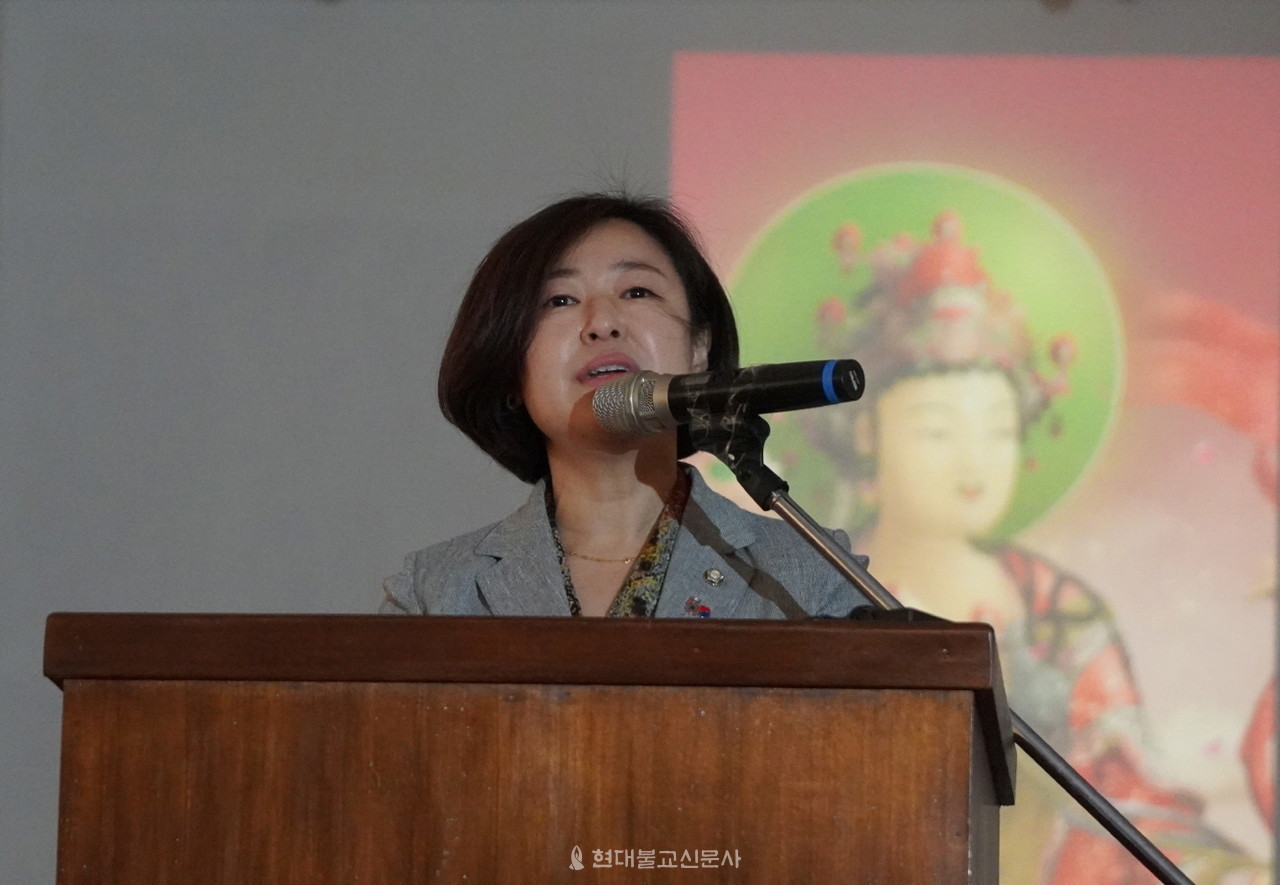 국회의원을 대표해 황보승희 의원이 축사를 하고 있다.