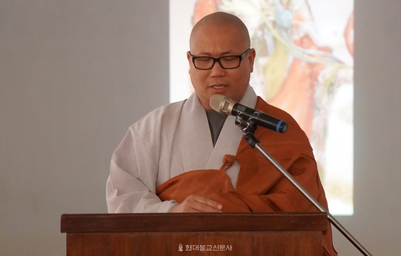 문화사업단 덕운 스님이 특별전 전시소개를 하고 있다.