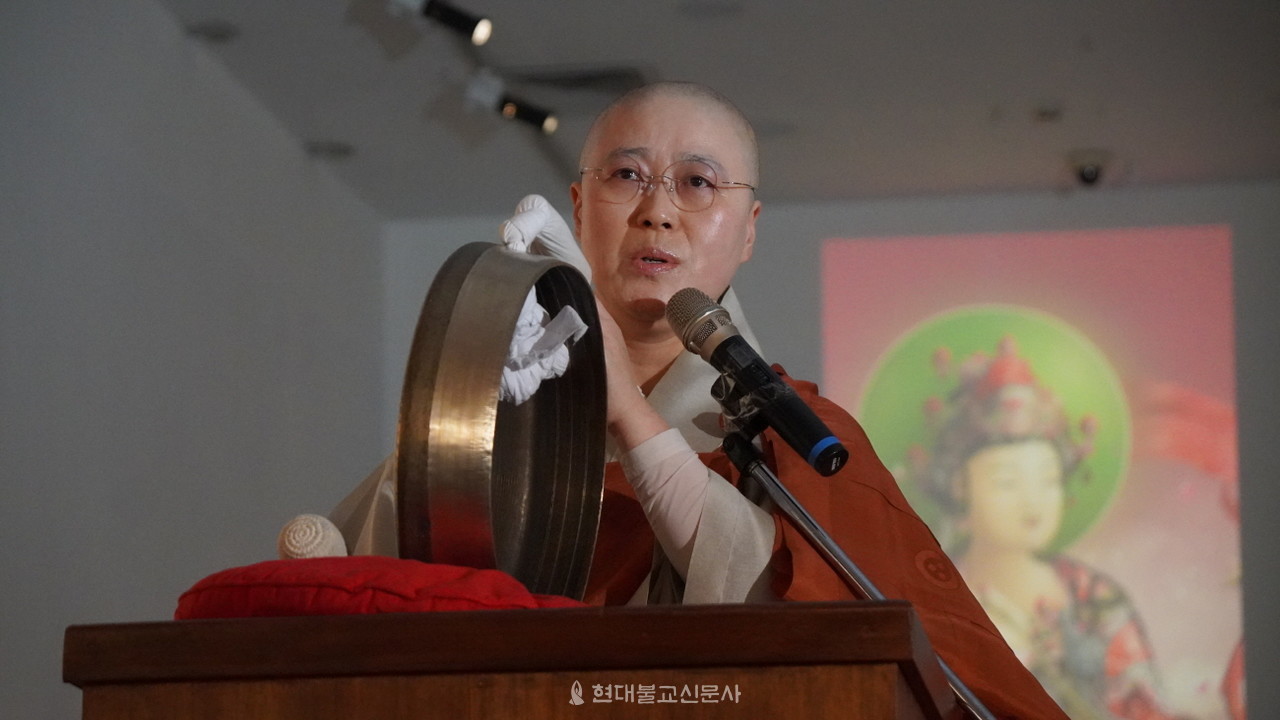 조계종 어산종장 동환 스님이 화청을 하고 있다.