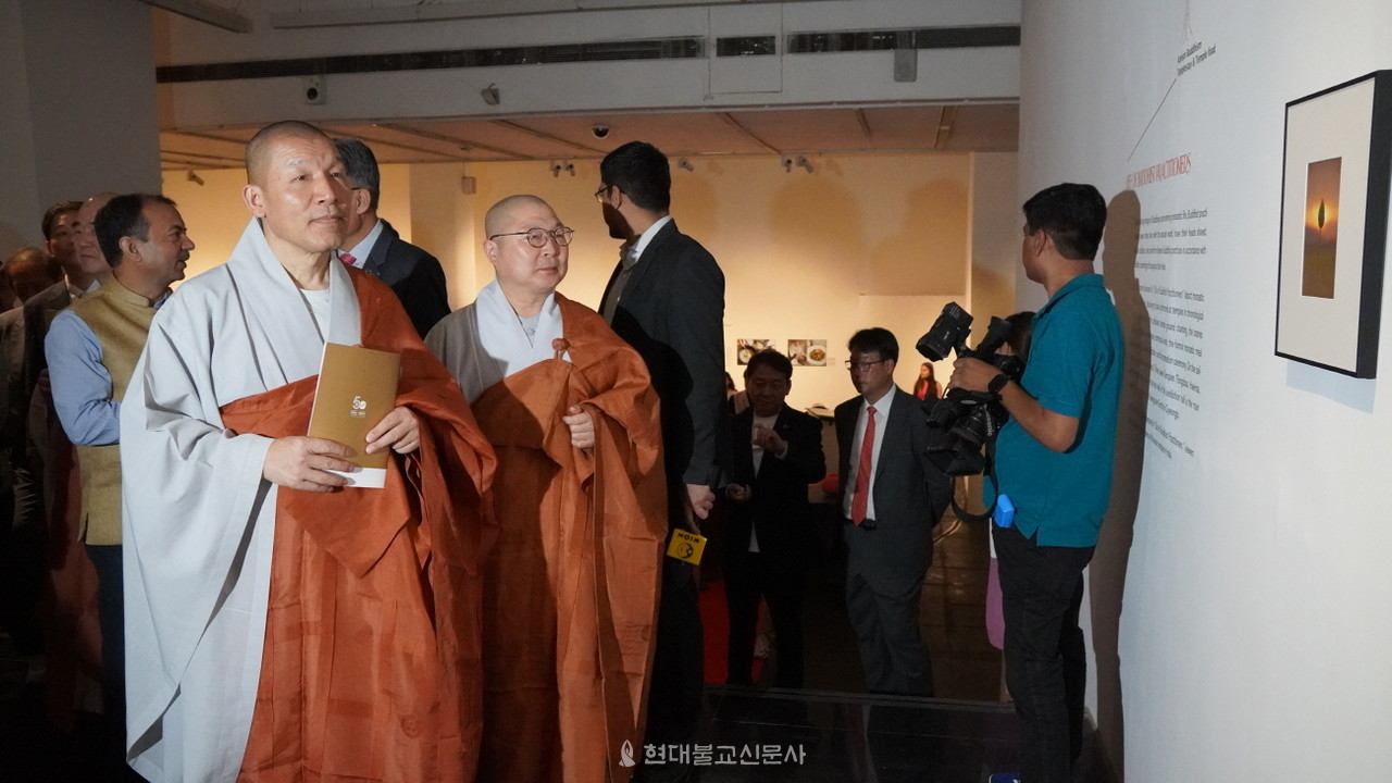 전시장을 라운딩 하는 내외빈들.