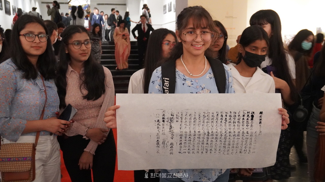 한국문화에 익숙한 인도 Z세대에게 한국불교는 신선한 체험이었다. 인경체험을 끝낸 학생이 자신이 작품을 들어보이고 있다.