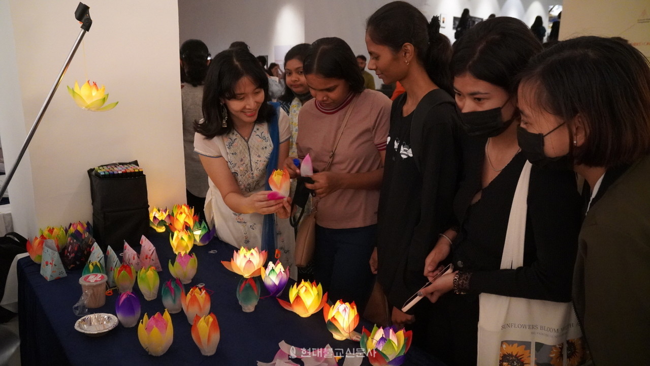 연꽃등 만들기에 참여 중인 인도 학생들.