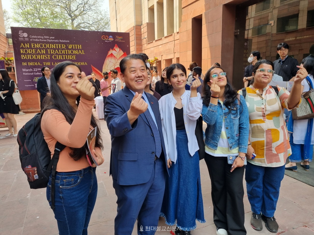 국회 정각회원 김병주 더불어민주당 의원과 인도 한국문화원에서 한국어를 배우고 있는 부남후알, 기타, 만디, 심른, 아디쉬리, 애리시타 씨와 기념촬영을 하고 있다.