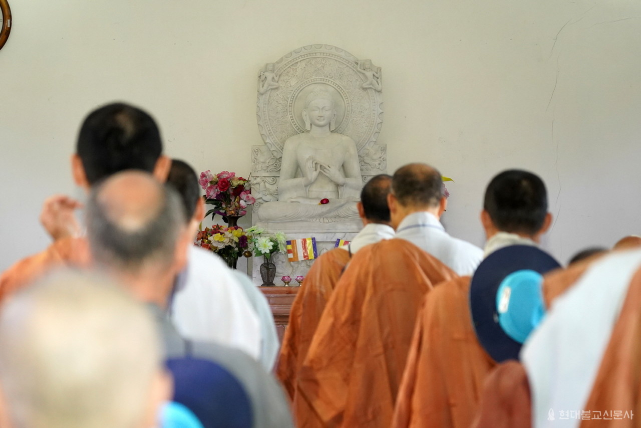 순례단은 불교공원 내 법당에서 부처님께 한국행을 고하며 전법포교를 다시 서원했다.