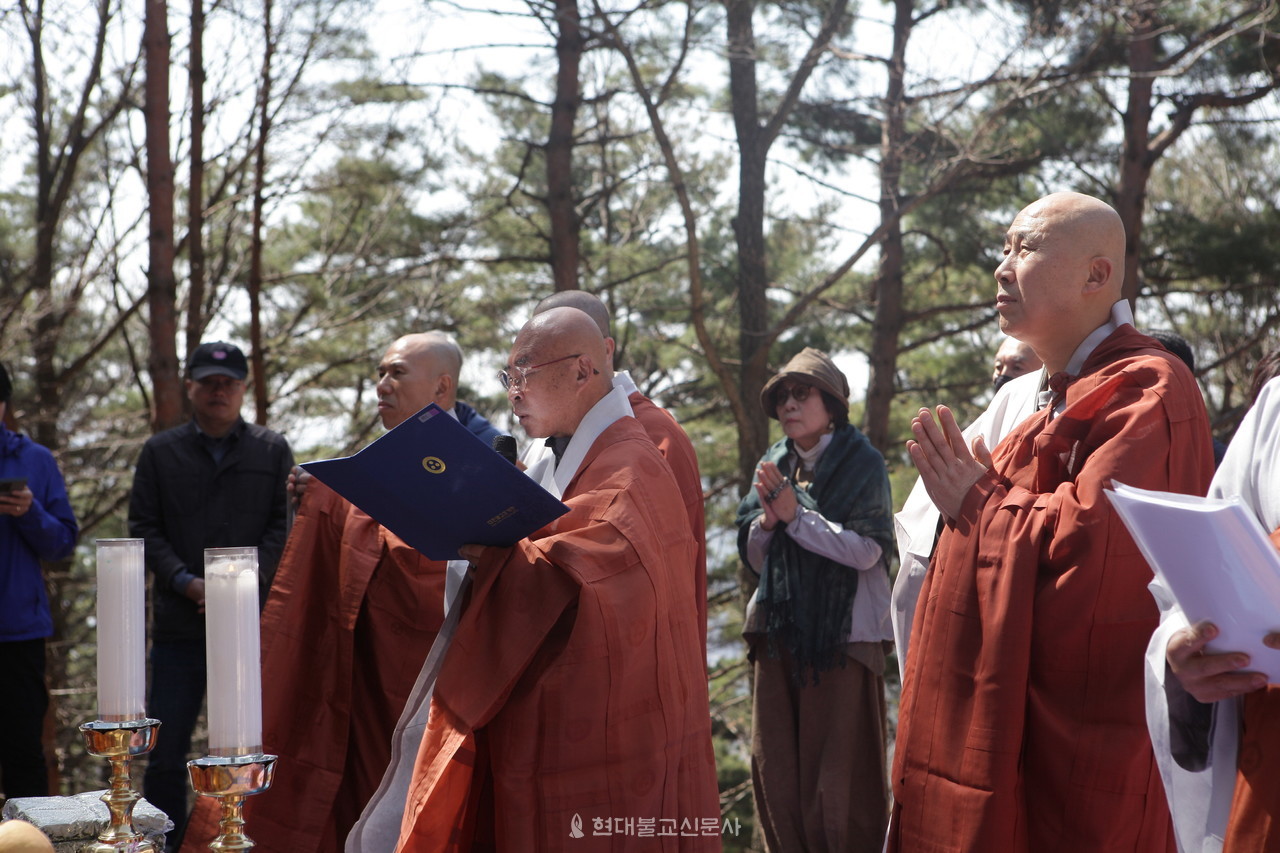 기도법사 단장 환풍 스님이 기도 동참자를 위한 축원을 올리고 있다