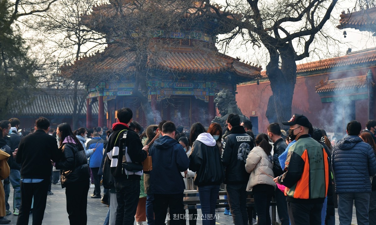 베이징 라마 사원에 향 공양을 올리기 위해 줄을 선 중국 MZ세대. 사진출처=환구시보