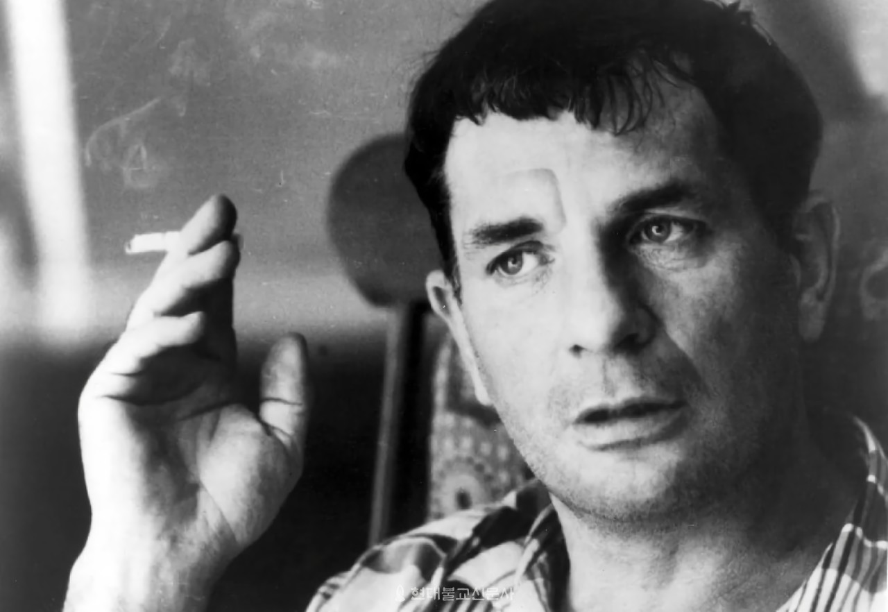 전후 1950년대 미국사회에는 젊은이를 중심으로 저항문화가 형성됐다. 이들 세대를 ‘비트세대’로 불렀고, 비트세대를 중심으로 다양한 저항 운동이 전개됐다. 사진은 ‘비트세대’를 대표하는 작가인 잭 케루악(Jack Kerouac, 1922~1969)으로, 그는 영성과 불교의 선 등을 주제로 소설을 썼다.