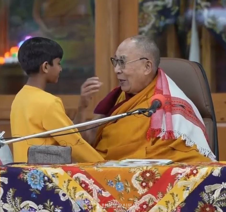 논란이 된 소년과 달라이라마가 만나는 장면. 사진출처=VOA 방송화면 캡쳐