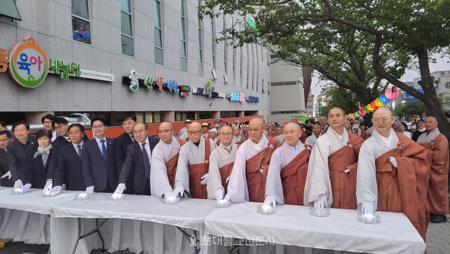 고창 선운사 주지 경우스님을 비롯한 스님들과 내외빈들이 부처님 오신날 봉축탑에 점등하고 있다