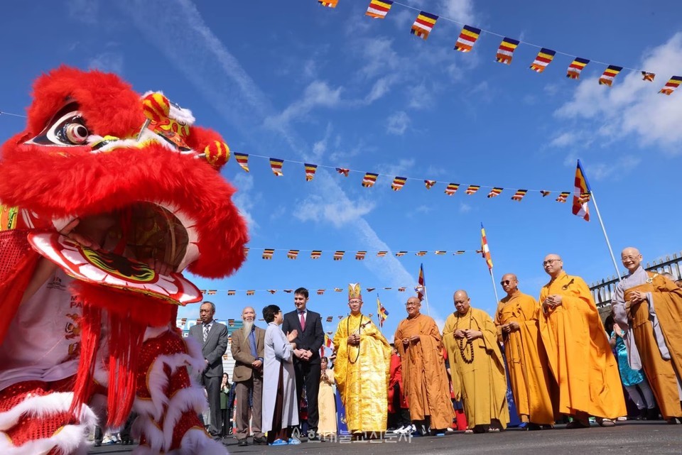 잭 챔버스 국무장관과 틱 프억 후에 스님, 국제 베트남 불교계 인사들이 아일랜드 최초 베트남 불교 사원 개원을 축하하고 있다. 사진출처=디 아이리쉬 타임즈