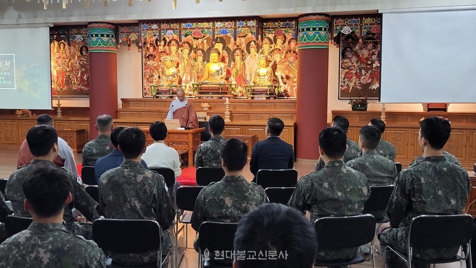 점등사를 하고 있는 선운사 주지 경우스님