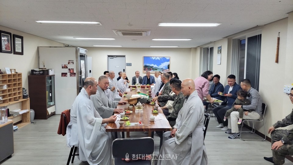 점등법회에 앞서 환담을 나누고 있는 선운사 주지 경우스님을 비롯한 스님들과 오혁재 35사단장내외 등 부대 관계자들