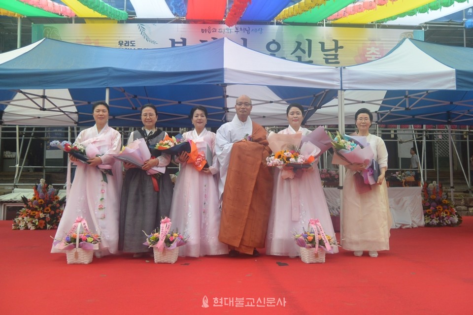 모범불자 수상자들과 선운사 주지 경우스님이 기념촬영을 하고 있다.