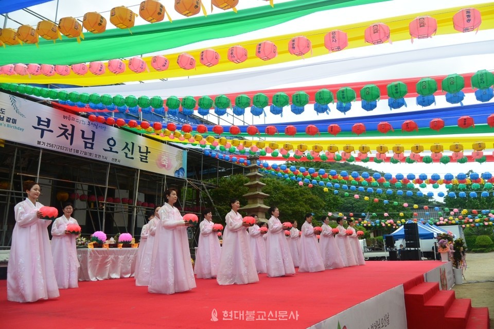 선운사 보은합창단의 축가모습