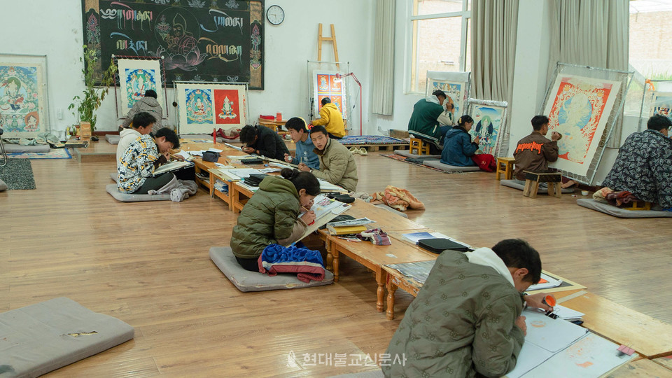 탕카학교에서 습작을 그리고 있는 우툰마을의 학생들. 사진출처=식스 톤 닷컴
