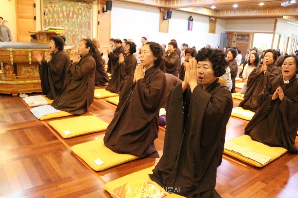 고창 선운사가 코로나 19로 중단됐던 아미타불염불 철야정진기도를 재개한다. 사진은 지난 2019년 철야정진 모습
