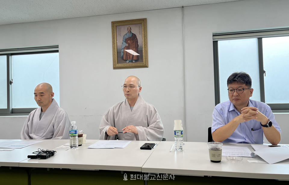 기자간담회에 참석한 불광사 지도법사 구담 스님, 주지 동명 스님, 김상기 종무실장(사진 왼쪽부터)