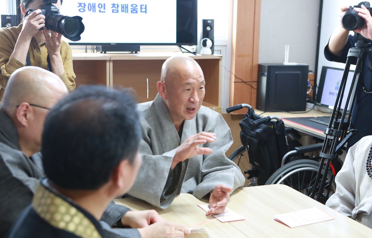 부산불교연합회 사무총장 범수스님이 격려인사를 전하고 있다.
