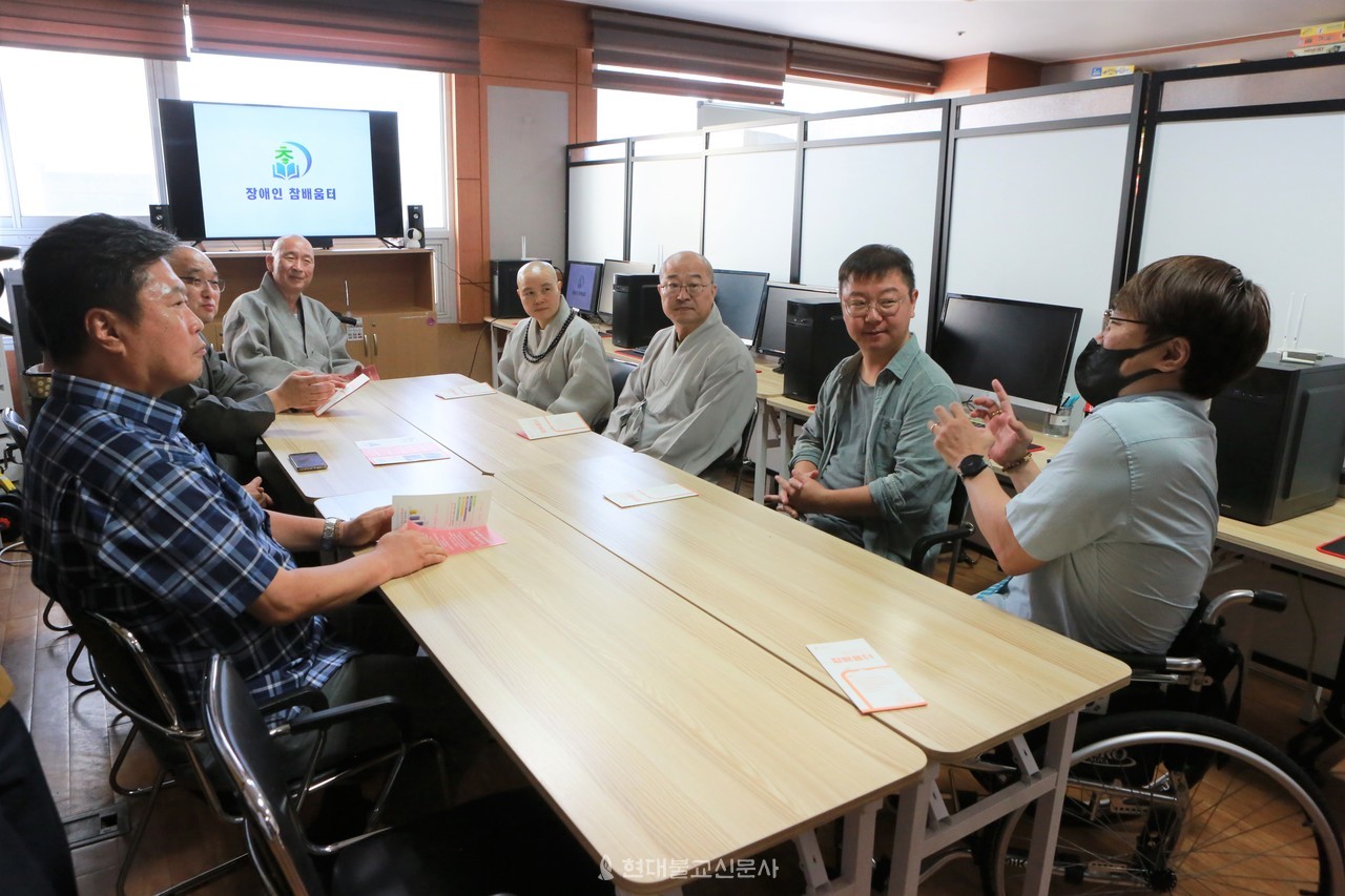 이중설 장애인 참배움터 교장이 부산불교연합회 자비나눔에 감사인사를 전하고 있다. 사진 오른쪽 첫번째
