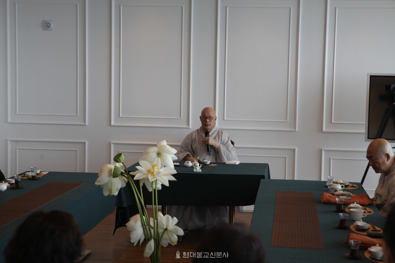 진우 스님은 차담에서 불교박람회에 대한 관심과 K-명상에 대한 중요성을 강조했다