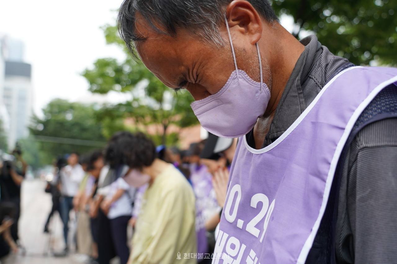 유가족과 시민들이 희생자를 추모하며 묵념하고 있다.