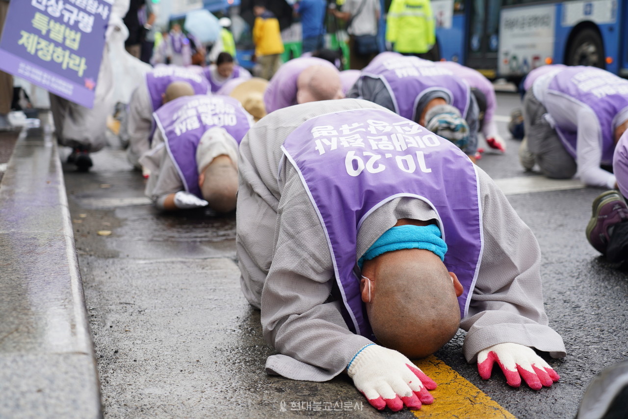 서울광장 옆 도로에서 삼보일배에 동참하는 조계종 사회노동위원회 스님들.