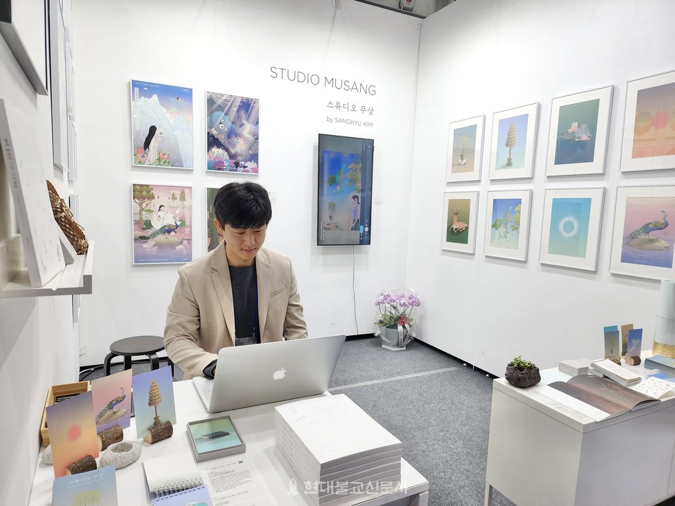 김상규 작가는 지난 봄 2023 서울국제불교박람회에 참가, 다양한 작품과 저서, 제품들을 선보여 큰 호응을 받았다.