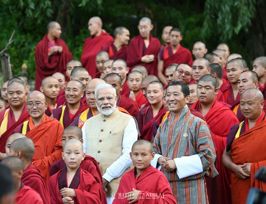 부탄을 방문해 스님들과 사진을 찍은 인도 모디총리. 사진출처=E-인터내셔널 릴레이션쉽