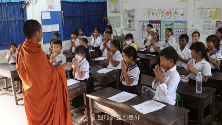 학교에서 스님들이 진행하는 불교윤리 교육의 모습. 사진출처=더 프놈펜 포스트