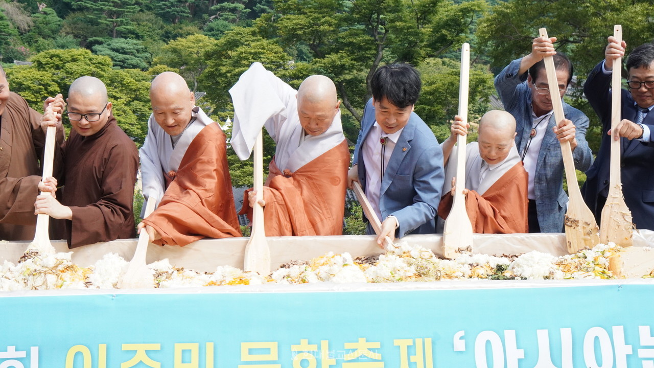 화합의 비빔밥을 비비고 있는 주지 여암 스님을 비롯한 내외빈들.