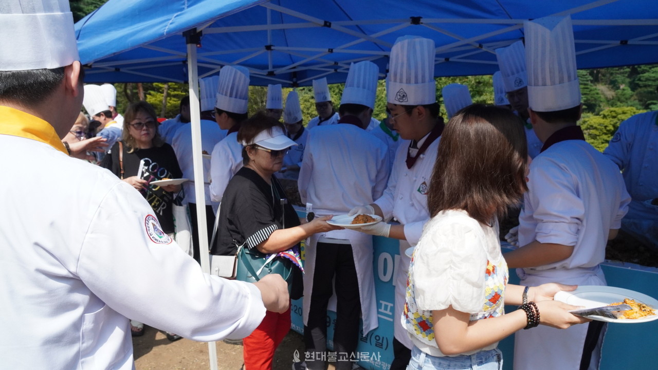 비빔밥이 다 비벼진 이후에는 이주민들에게 공양으로 제공됐다. 이날 비빔밤 1300인분은 금세 동이 났다.