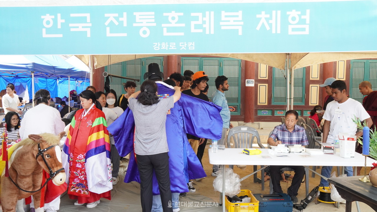 인기가 좋았던 한국 전통혼례복 체험부스