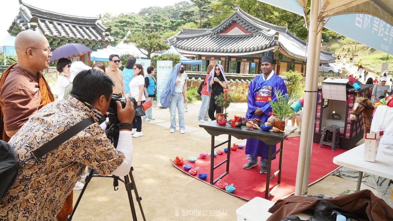 한국 전통 혼례복을 입고 기념촬영하는 이주민들.