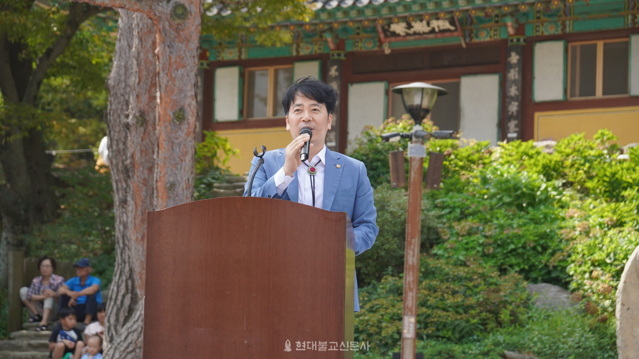 이태산 강화부군수가 축사를 하고 있다.