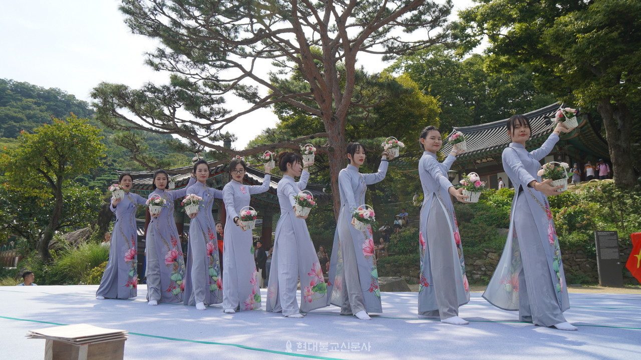베트남 파주 법당 신도들이 무용을 선보이고 있다.
