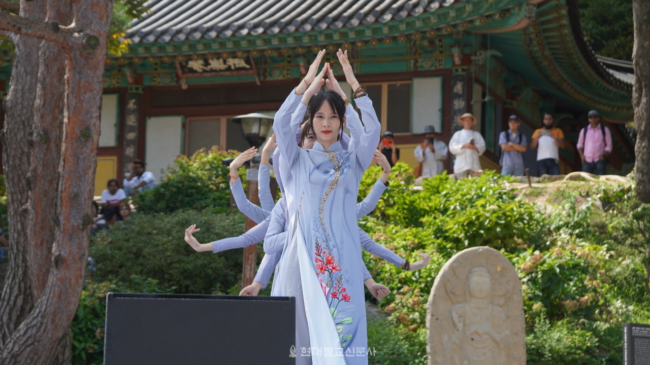 베트남 파주 법당 신도들이 무용을 선보이고 있다.