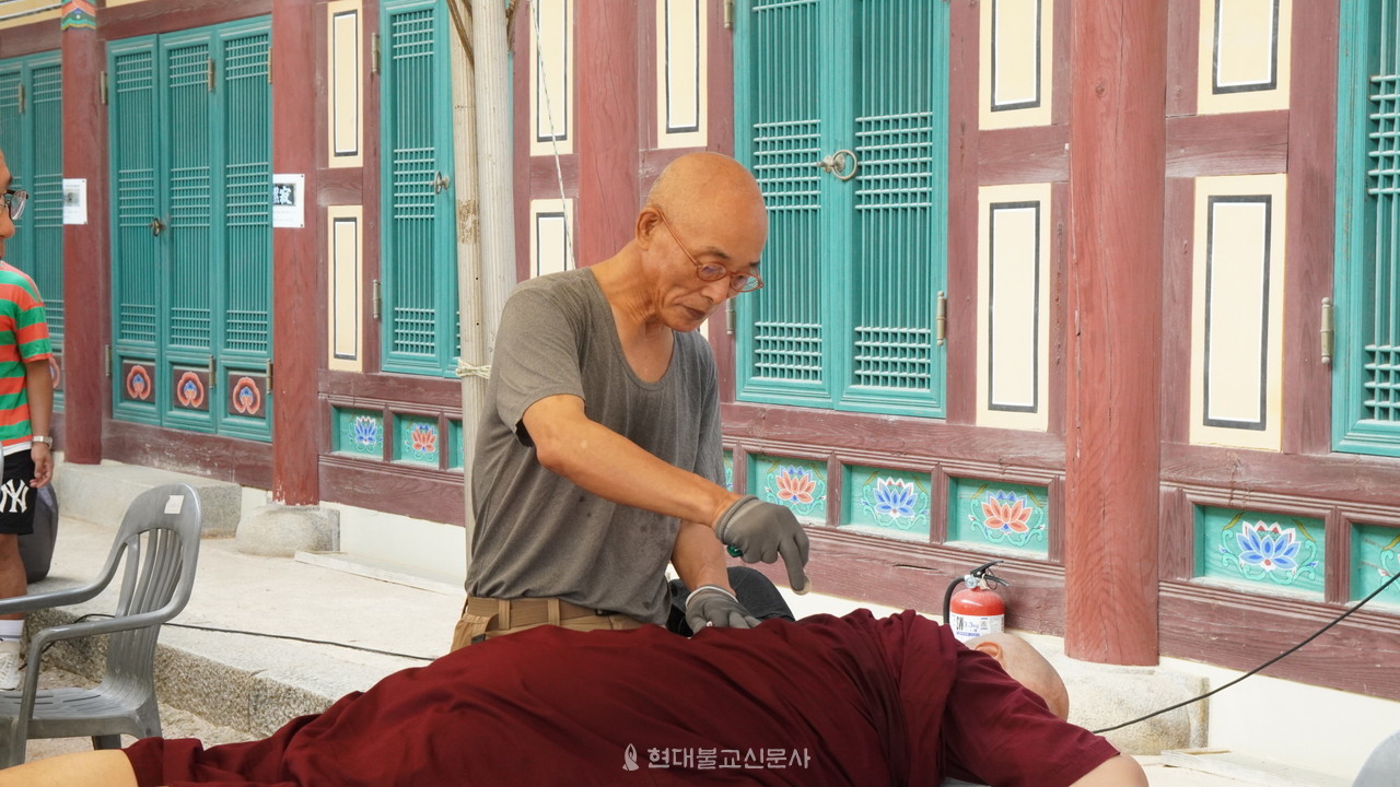 동방대학원대학 원우회에서 나온 봉사자가 위락치유를 진행하고 있다.