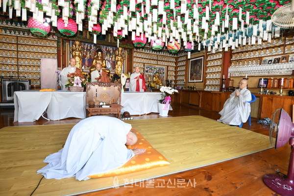 회주 묘덕스님에게 인사를 드리는 혜성스님