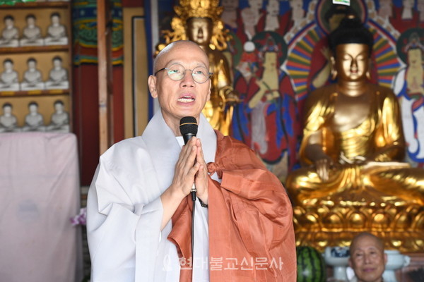 인사말을 하는 호국사 주지 본묵스님