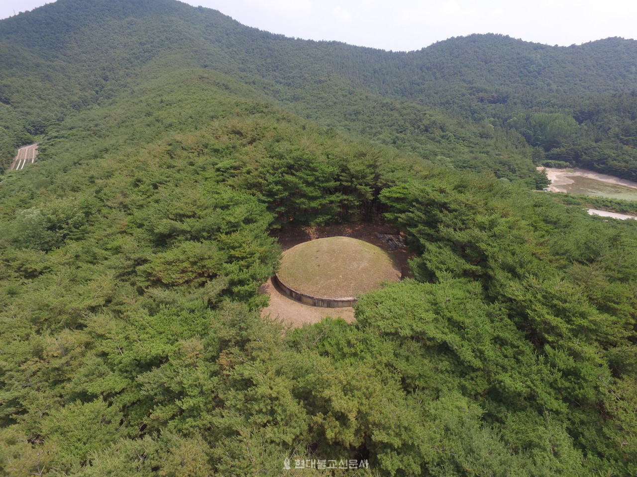 경북 경주시 현곡면 오류리에 소재한 진덕여왕릉. 승만이 휘호였던 진덕여왕은 신라 불국토를 만들기 위해 노력했던 왕이다.