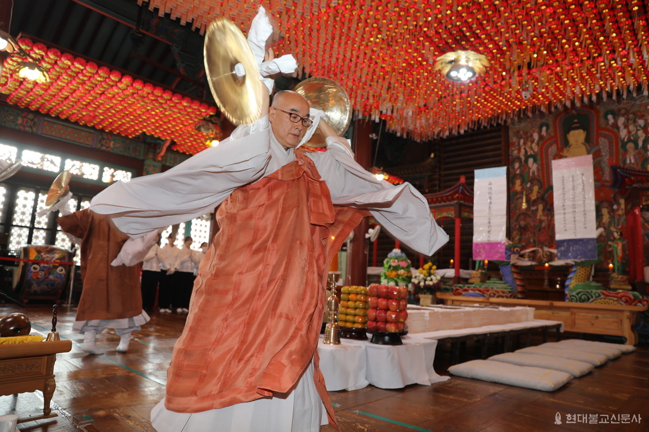 생전예수재 택전의식 시작과 함께 생전예수재보존회 스님들이 의식을 진행하고 있다.